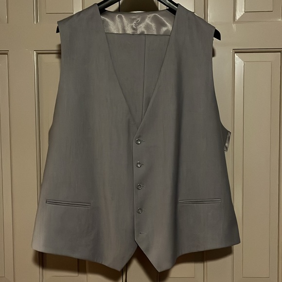 Caravelli gray 3 piece suite. Like new. 54L coat and 50 waist pant. - Picture 8 of 16